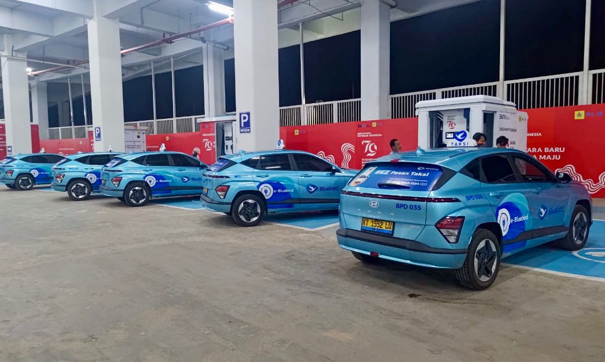 Taksi listrik milik Bluebird melakukan pengisian daya di SPKLU Stadion Batakan. FOTO; ISTIMEWA. 