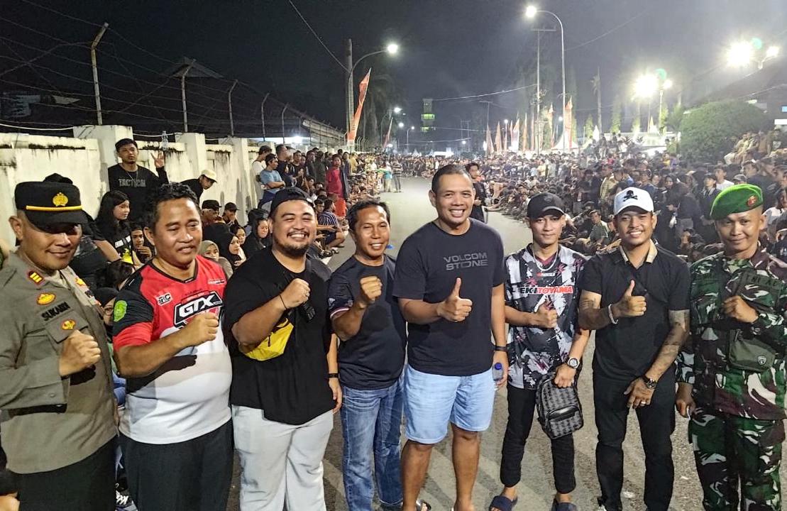 Panitia, sponsor, dan sejumlah pihak yang mendukung Run Street Ramadhan Cup 2024 di Tenggarong. FOTO: PATRICK VALLERY SIANTURI-KALTIMKECE.ID