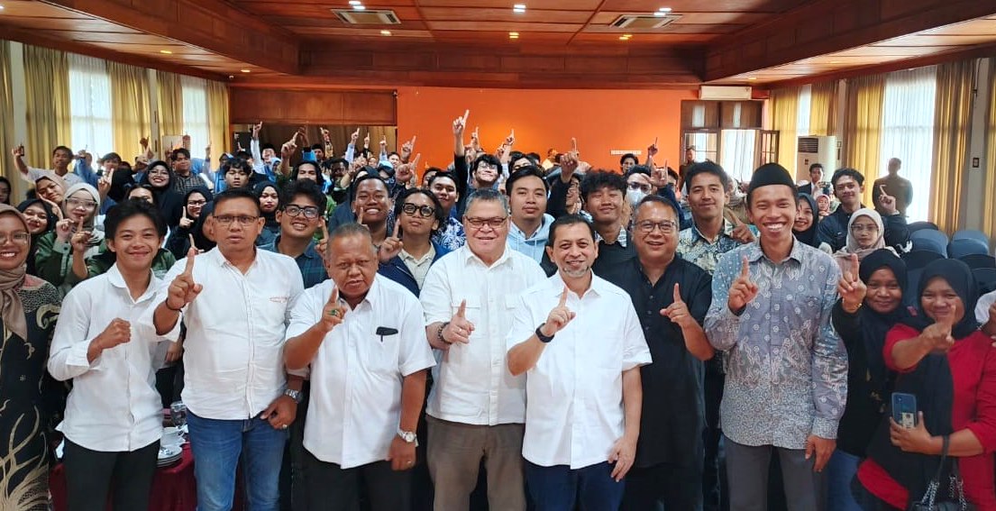 Cawagub Kaltim, Hadi Mulyadi, berdiskusi dengan Himpunan Mahasiswa Sangkulirang bertajuk Capaian dan Lanjutan: Bincang Milenial dan Gen Z bersama Hadi Mulyadi. FOTO: MUHAMMAD AL FATIH-KALTIMKECE.ID