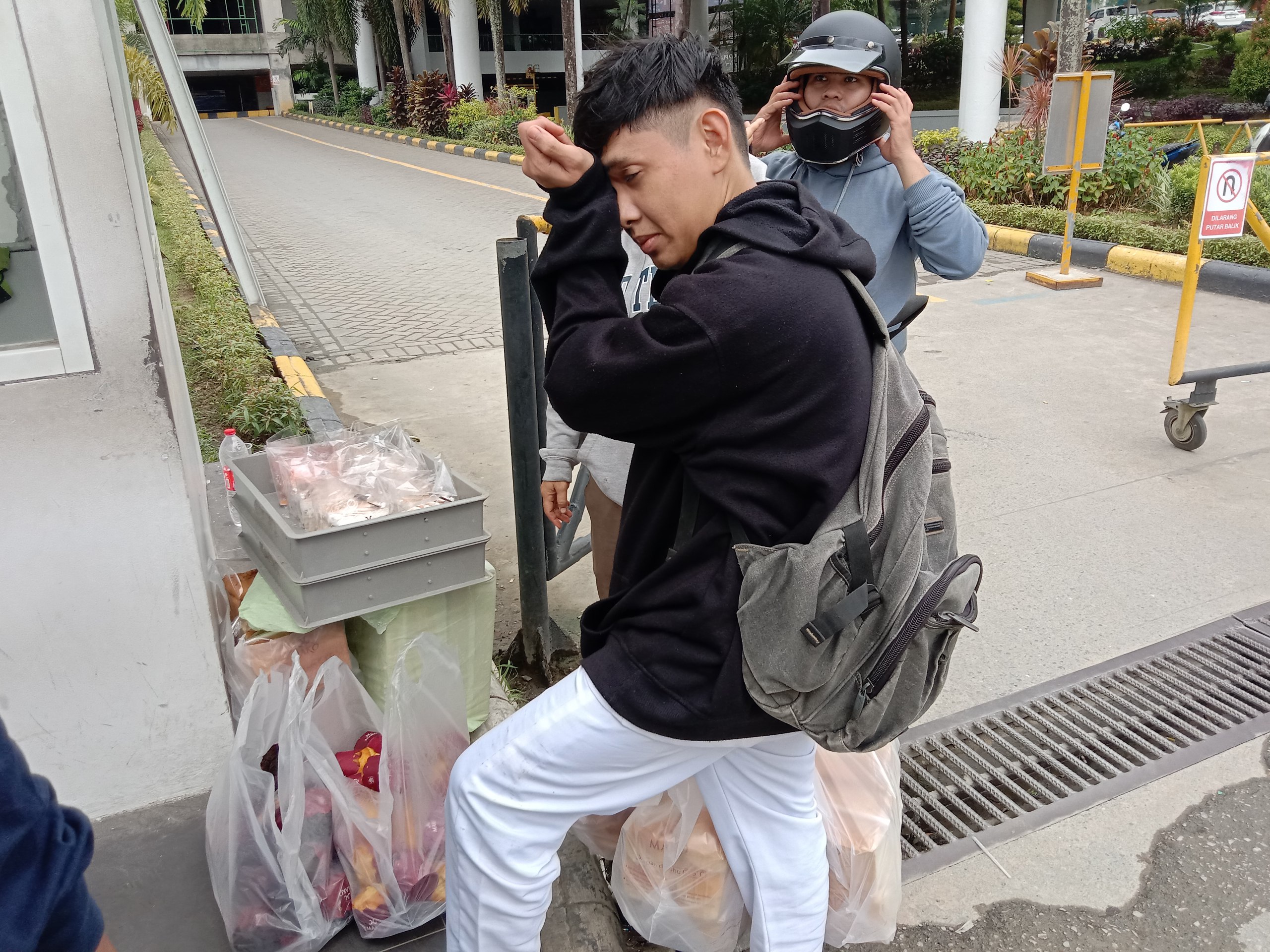 Karyawan tenant kuliner tampak menyelamatkan barang yang dari dalam mal. FOTO: M AL FATIH-KALTIMKECE.ID