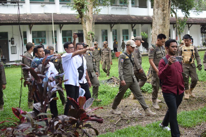 Muhammad Jasniansyah, Kepala Bidang Pembinaan SMA Disdikbud Kaltim (kedua dari kiri) menunjuk aset yang akan dipakai oleh Kelas X SMA 10 Samarinda. FOTO: M AL FATIH-KALTIMKECE.ID