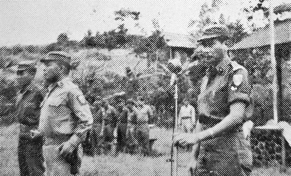 Letkol Toni (kedua dari kiri) saat upacara serah terima jabatan Dan Dodikif XVI di Samboja dari Kapten Philip Dhete. Letkol Rusmono, asisten Teritorial V Kodam, sedang berpidato. FOTO: DINAS SEJARAH MILITER KODAM MULAWARMAN, 1974, HLM 39.