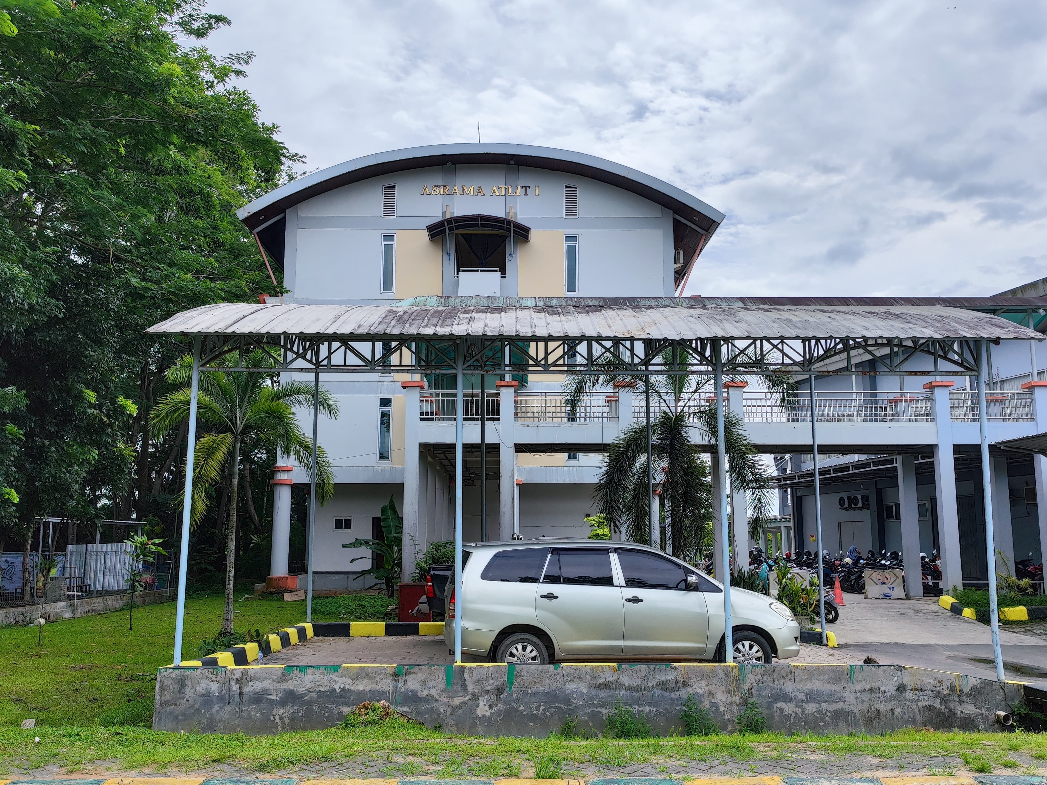 Tampak depan Asrama Atlet 1 yang berada di Kompleks Gelora Kadrie Oening, Samarinda Utara. FOTO: ISTIMEWA. Tampak depan Asrama Atlet 1 yang berada di Kompleks Gelora Kadrie Oening, Samarinda Utara. FOTO: ISTIMEWA.