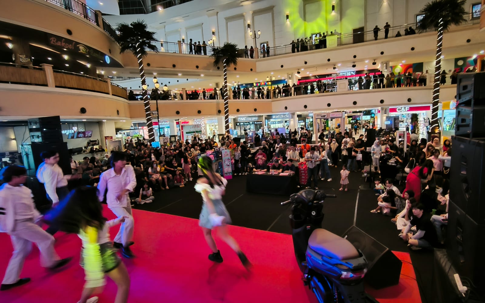 Kemeriahan mini launching Yamaha Gear Ultima 125 Hybrid pada 4 dan 5 Mei 2025 di Atrium E-Walk, Balikpapan Super Block (BSB). FOTO; ISTIMEWA. 