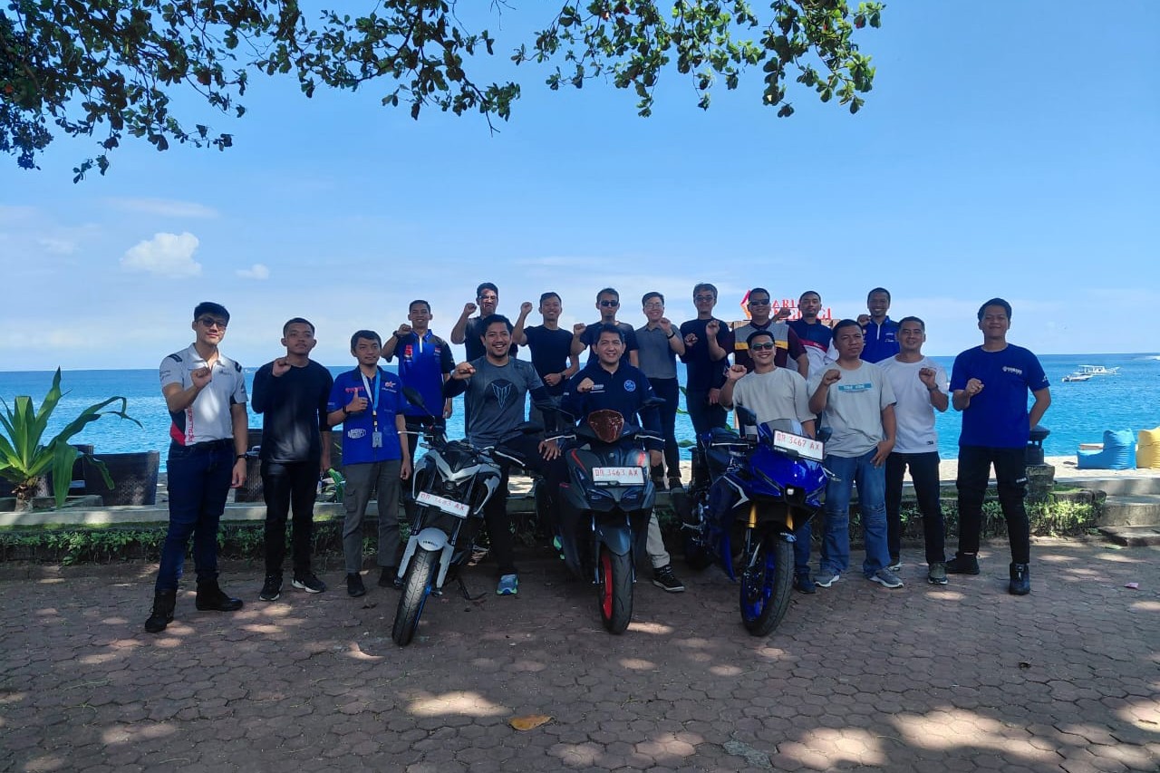 Setibanya di lokasi, mereka disambut dengan hamparan pasir putih dan lautan biru yang bersih. FOTO; ISTIMEWA. 