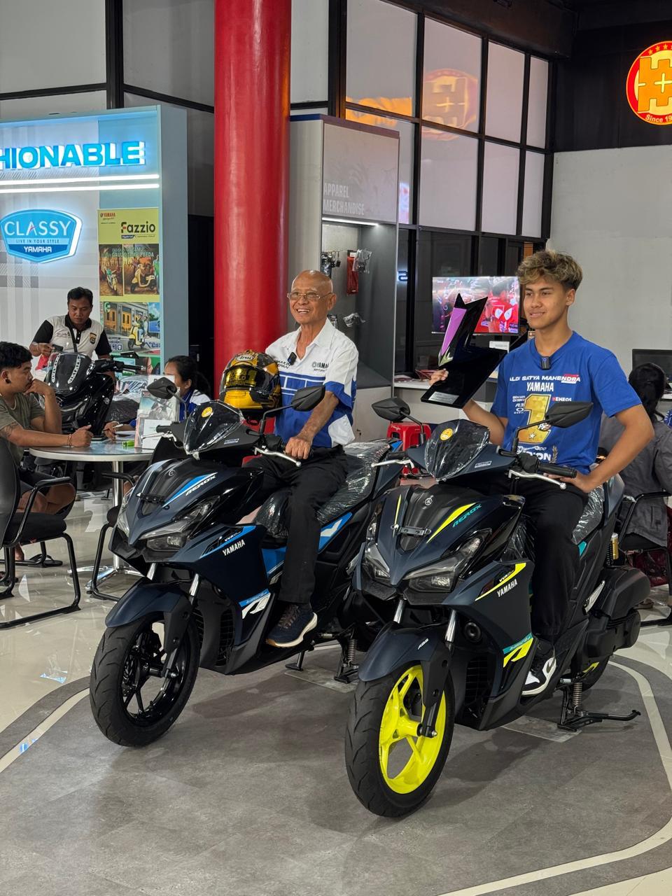 Aldi Satya Mahendra memberikan kejutan bagi sejumlah konsumen di diler Waja Motor Sentral Gianyar. FOTO; ISTIMEWA. 