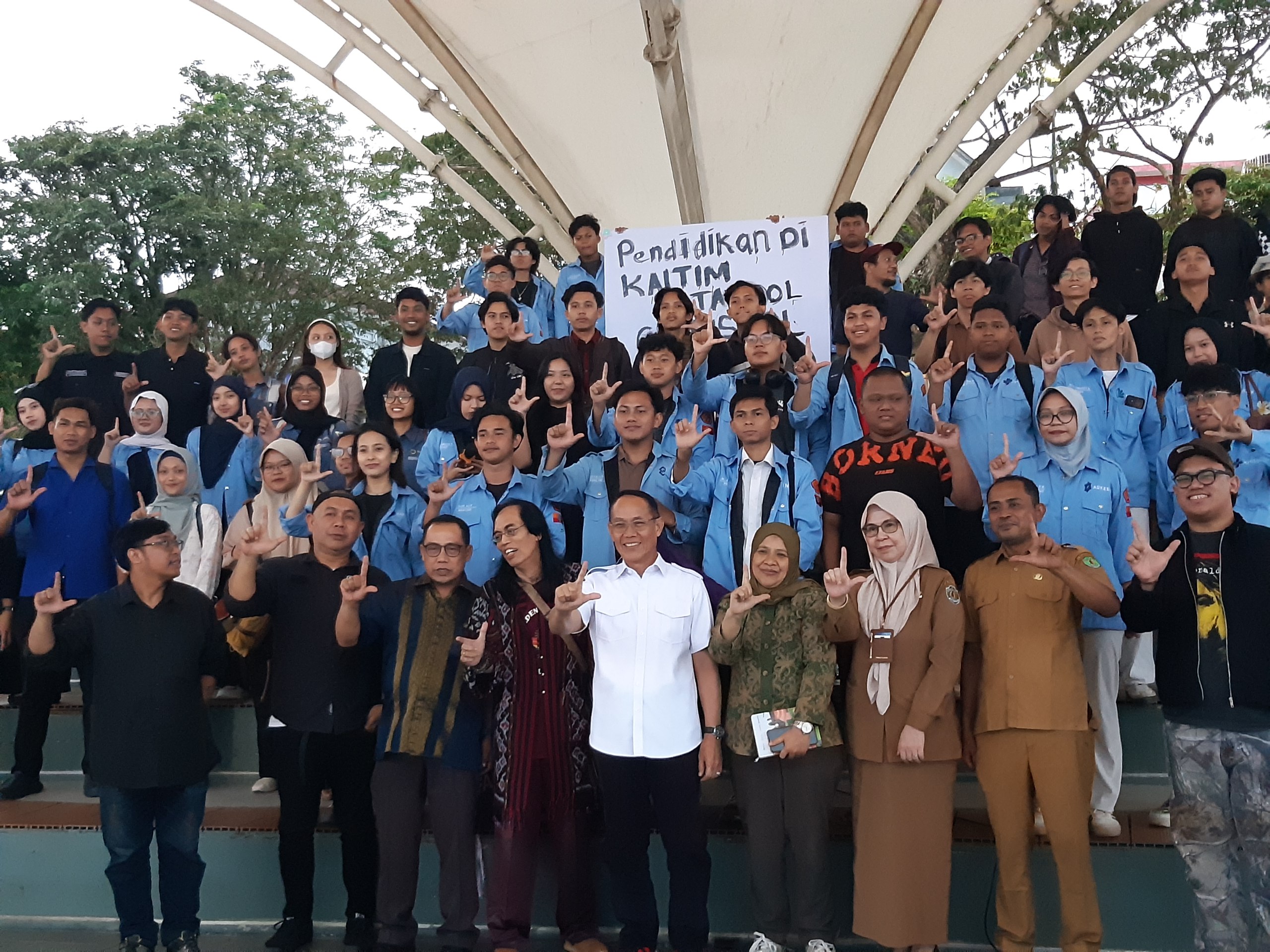 Foto bersama usai diskusi bertajuk "Arah Baru Pendidikan Kaltim" di Teras Samarinda, Senin, 30 Juni 2025. FOTO: M AL FATIH-KALTIMKECE.ID