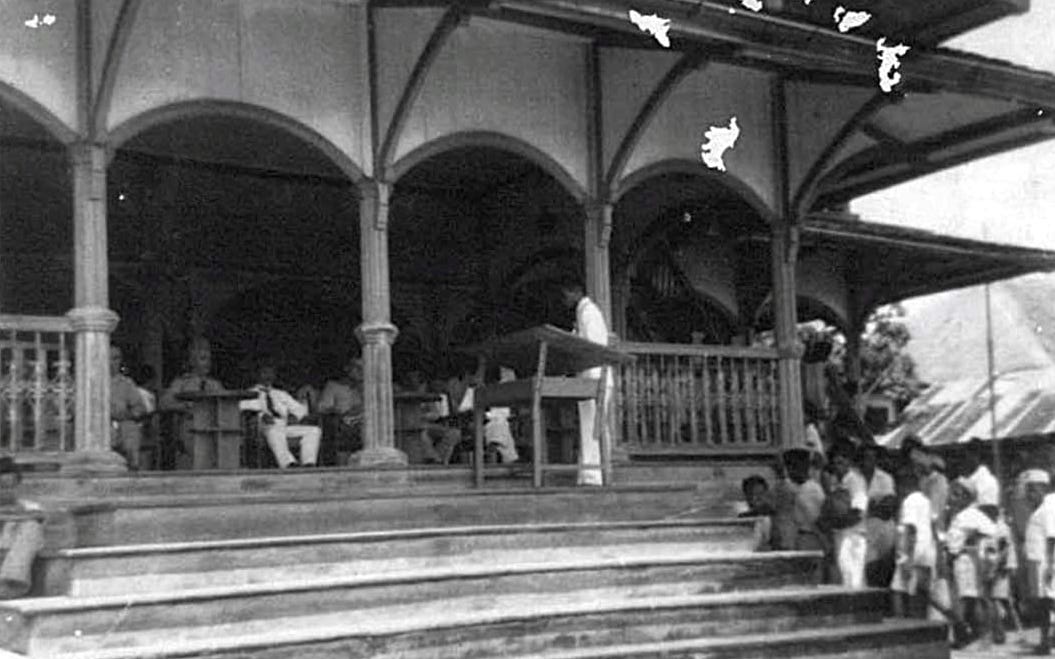 Upacara proklamasi kemerdekaan di depan istana Sultan Bulungan pada 17 Agustus 1949. FOTO: KOLEKSI H DATU MAULANA M.DJ BIN SULTAN MAULANA MUHAMMAD JAMALUDDIN