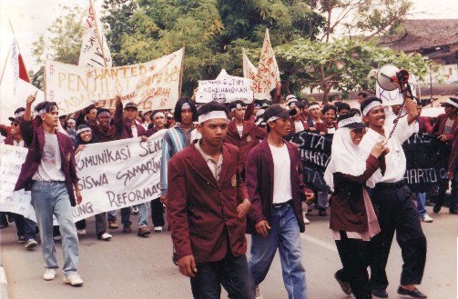 Mahasiswa dari berbagai perguruan tinggi di Samarinda long march pada rangkaian demonstrasi Mei 98. FOTO: AKHMAD ZAILANI-LINGKAR AKTIVIS MAHASISWA KALTIM 1998 