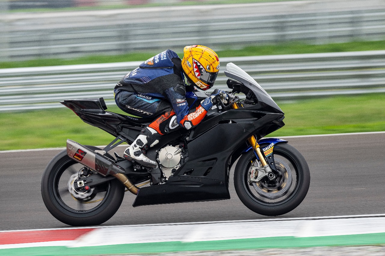 Dalam dua hari uji coba yang berlangsung pada 7-8 November 2024, Aldi menggeber YZF-R9 untuk pertama kalinya bersama tim Evan Bros. FOTO; ISTIMEWA. 