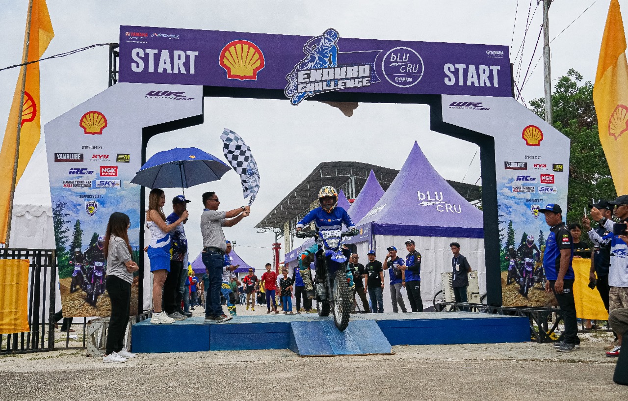Menyambut kemeriahan Shell bLU cRU Yamaha Enduro Challenge, bersama-sama mereka melakukan sunmori menggunakan motor-motor unggulan Yamaha. FOTO: ISTIMEWA. Menyambut kemeriahan Shell bLU cRU Yamaha Enduro Challenge, bersama-sama mereka melakukan sunmori menggunakan motor-motor unggulan Yamaha. FOTO: ISTIMEWA.