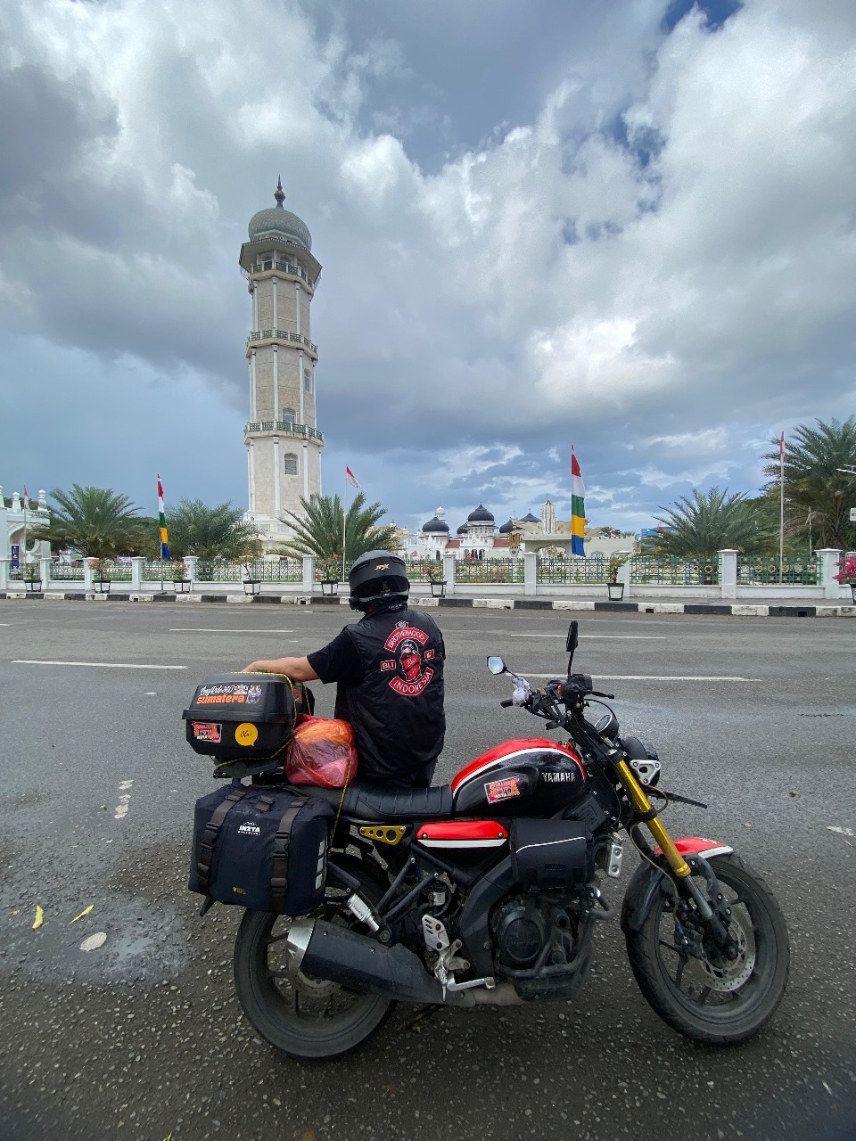 Djoe Avarell mengabadikan momen dari area luar Masjid Raya Baiturrahman, Kota Banda Aceh. FOTO: ISTIMEWA. 