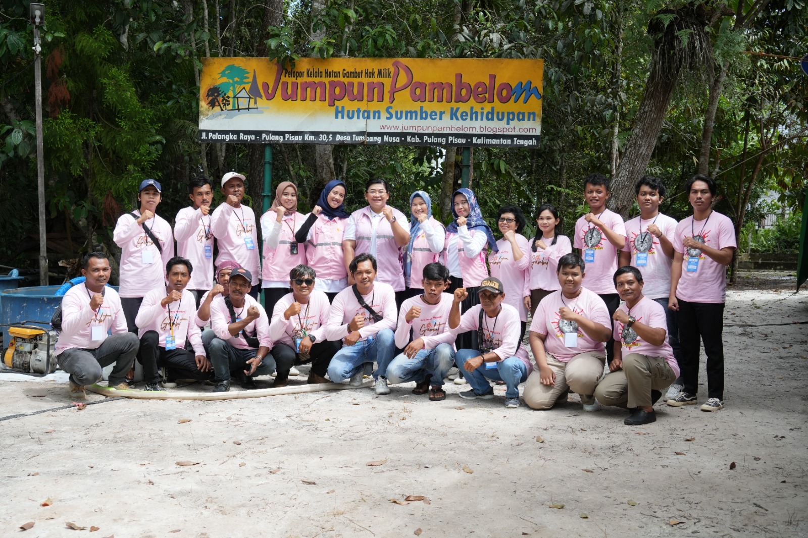 Rahayu Arimbi, Senior Manager Keuangan Komunikasi dan Umum PLN UIP3B Kalimantan sekaligus Ketua Tim Gugus Tugas Srikandi (atas, 6 dari kiri) berfoto bersama komunitas mitigasi bencana kebakaran hutan dan lahan (Karhutla) desa Tumbang Nusa  pada kawasan Hutan Gambut Jumpun Pambelom, pada Rabu, 5 Juni 2o24. FOTO; ISTIMEWA. 