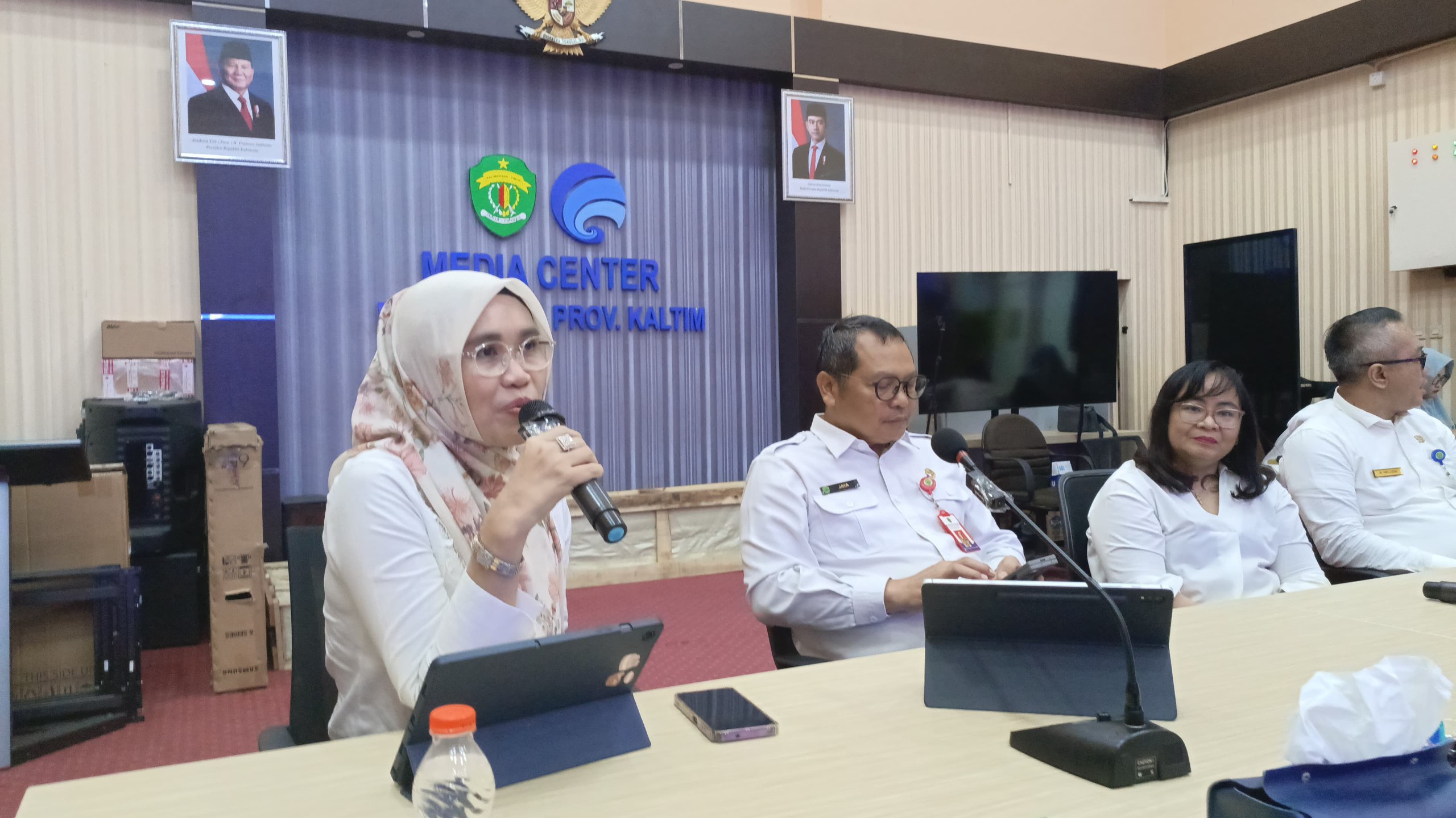 Kepala Biro Kesra Setprov Kaltim, Dasmiah (kiri), menjelaskan Pergub 24/2025 dalam sesi konferensi pers di Kantor Dinas Komunikasi dan Informasi Kaltim, Samarinda, pada Rabu, 18 Juni 2025. FOTO: GIARTI IBNU LESTARI-KALTIMKECE.ID