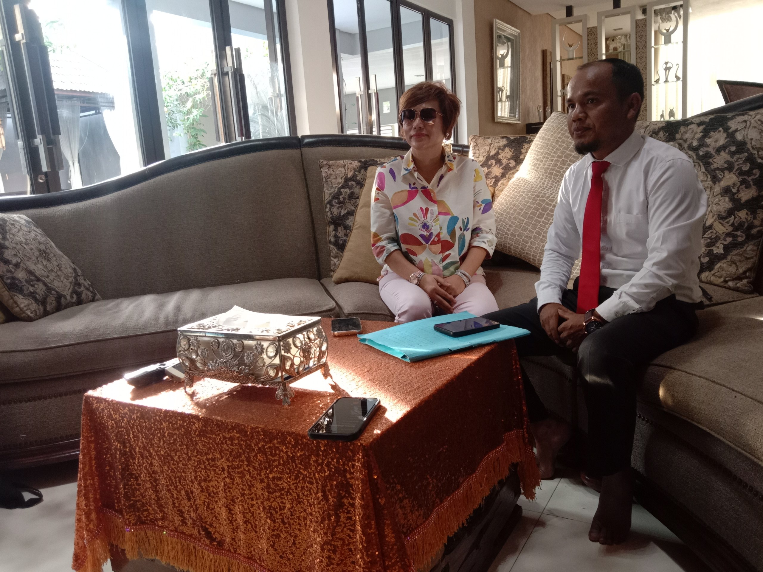  Irma Suryani saat memberikan keterangan kepada awak media mengenai video beredar dirinya membagi-bagikan uang di proses kampanye. FOTO: M AL FATIH-KALTIMKECE.ID