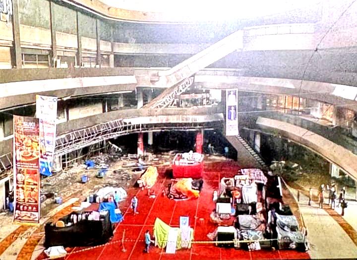Para pemilik tenant mengeluarkan barang yang bisa diselamatkan setelah kebakaran hebat melalap Big Mall Samarinda, mal terbesar di Samarinda pada Senin, 3 Juni 2025. FOTO: ISTIMEWA