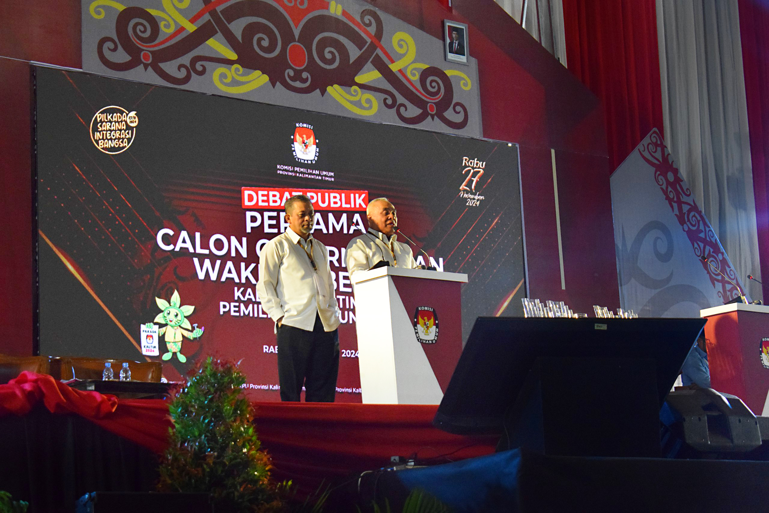 Paslon Isran Noor dan Hadi Mulyadi saat debat pertama. FOTO: M AL FATIH-KALTIMKECE.ID Paslon Isran Noor dan Hadi Mulyadi saat debat pertama. FOTO: M AL FATIH-KALTIMKECE.ID