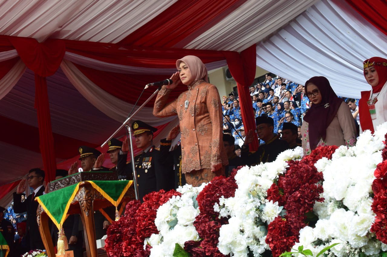 Sekretaris Daerah Provinsi Kaltim, Sri Wahyuni, menjadi inspektur upacara, Sabtu, 17 Agustus 2024. FOTO; MUHAMMAD AL FATIH - KALTIMKECE.ID