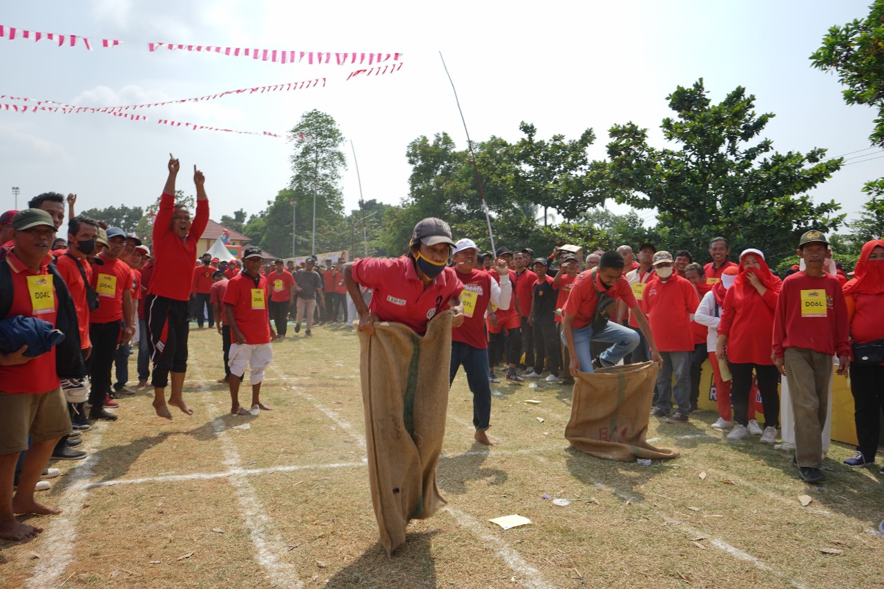 Kemeriahan lomba balap karung. FOTO: ISTIMEWA. 