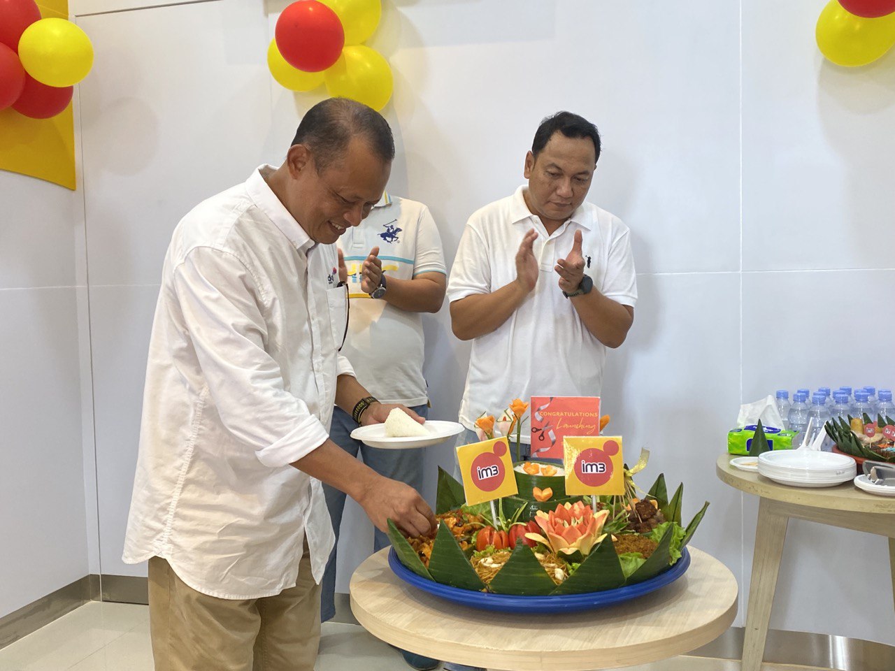 Branch Sales Manager IM3 Samarinda, Natas Indrajaya, memotong tumpang sebagai wujud syukur peresmian Gerai IM3 di Samarinda. FOTO: GIARTI IBNU LESTARI-KALTIMKECE.ID. 