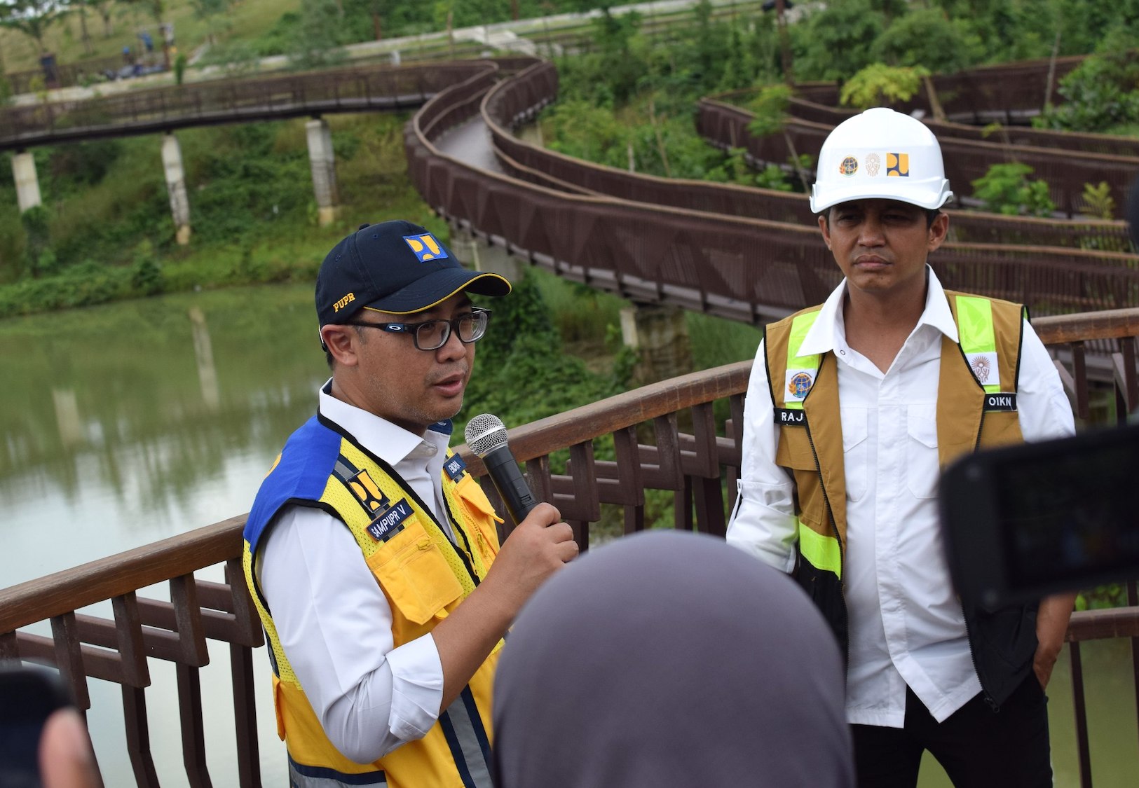 Wakil Kepala Otorita IKN, Raja Juli Antoni (kanan) dan Juru Bicara Kementerian PUPR, Endra S Atmawidjaja, di Bendungan Sepaku-Semoi, Jumat, 9 Agustus 2024. FOTO: MUHAMMAD AL FATIH-KALTIMKECE.ID
