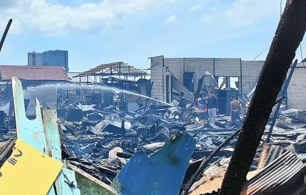 Puing-puing bangunan yang terbakar di Klandasan Ulu, Balikpapan Kota, Senin, 18 Maret 2024. FOTO: SEPTIANUS HENDRA-KALTIMKECE.ID