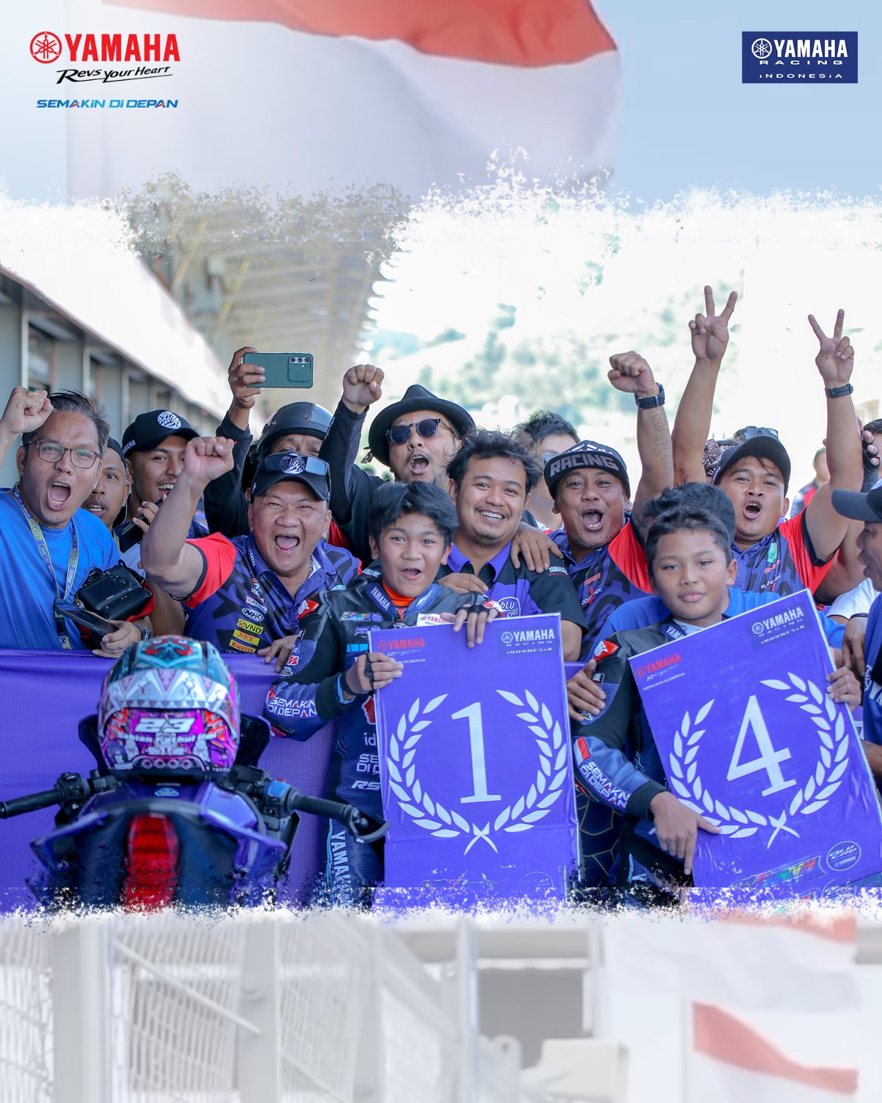 Pembalap tuan rumah asal NTB, Aldiaz Aqsal Ismaya (pegang papan nomor 4) dari Yamaha BAF Yamalube Akai Jaya MBKW2 Racing, berhasil finis di posisi pertama. FOTO; ISTIMEWA. 