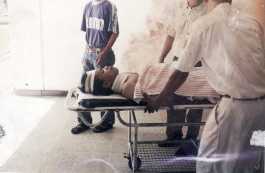 Sencihan, ketua Senat Mahasiswa Universitas Mulawarman, dilarikan ke rumah sakit karena terkena lemparan paving block saat aksi Mei 1998 di Samarinda. FOTO: AKHMAD ZAILANI-LINGKAR AKTIVIS MAHASISWA KALTIM 1998