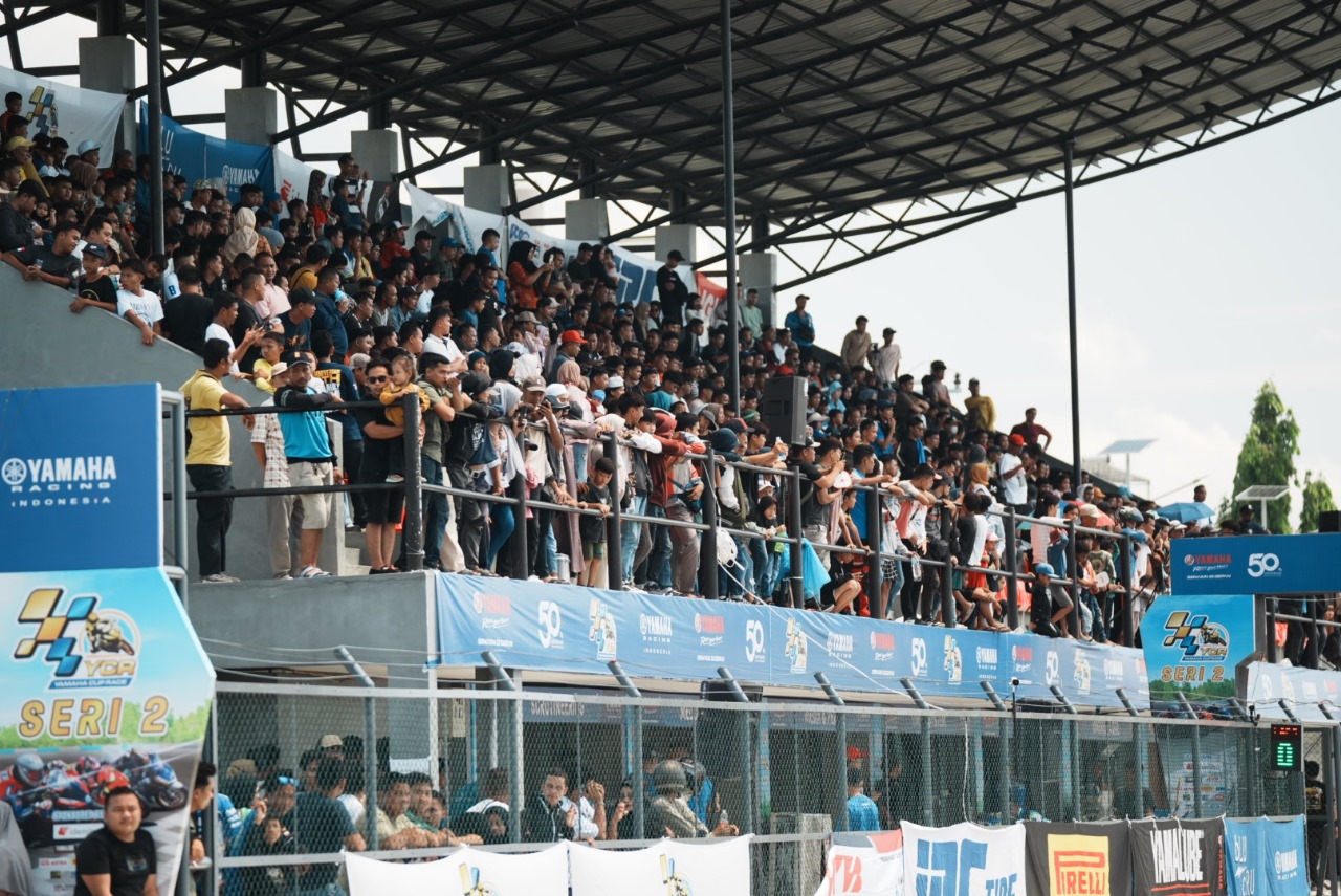 Antusias masyarakat Medan meramaikan Seri ke-2 Yamaha Cup Race (YCR) 2024 di Sirkuit Multifungsi Pancing Medan, Sumut. FOTO; ISTIMEWA. 