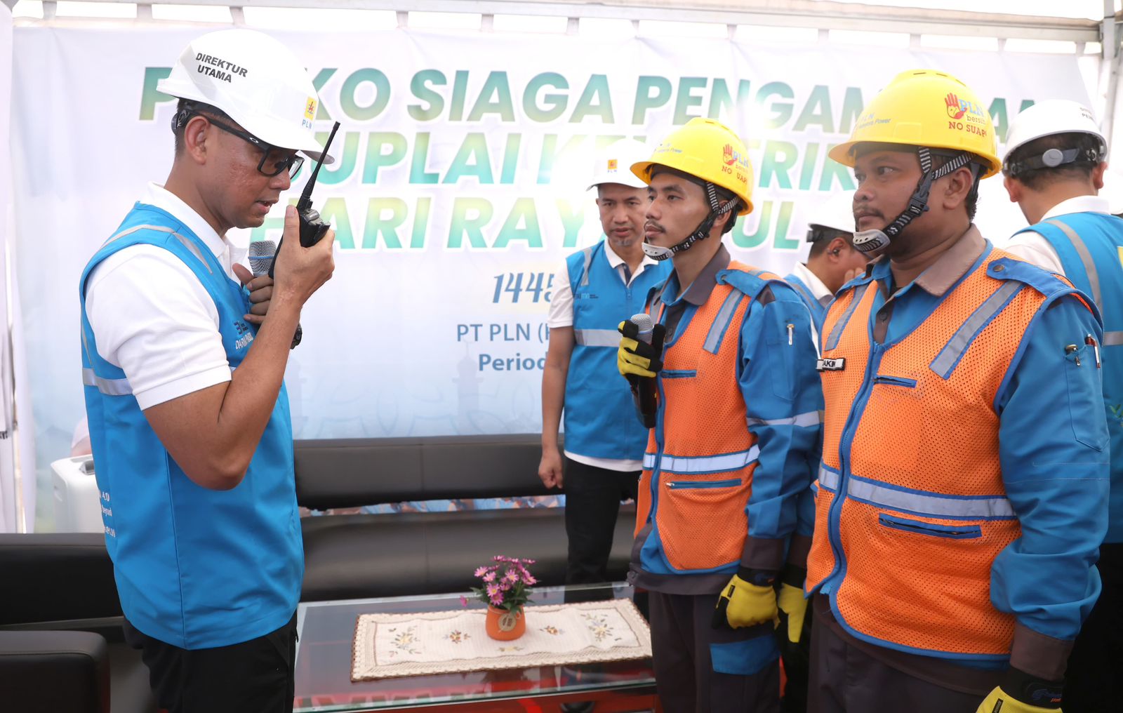 Direktur Utama PLN, Darmawan Prasodjo (kiri) terjun melakukan pengecekan langsung personil siaga SPKLU di lapangan. FOTO: ISTIMEWA. 