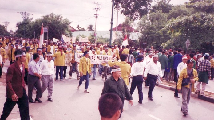 Mahasiswa hingga dosen berarak menuju Kantor Gubernur Kaltim dalam demonstrasi Mei 1998. FOTO: AKHMAD ZAILANI-LINGKAR AKTIVIS MAHASISWA KALTIM 1998  