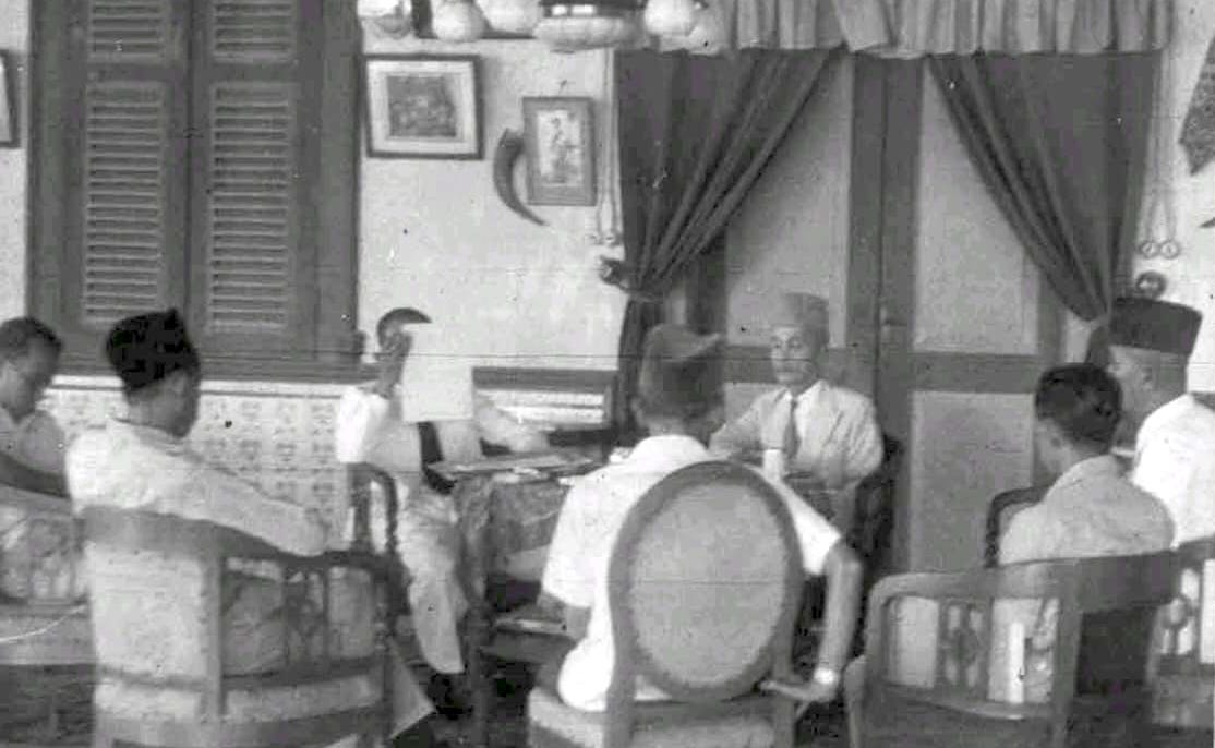 Sultan Bulungan, Maulana Muhammad Jalaludin (hadap depan), bersama Sultan Sambaliung dan Sultan Gunung Tabur. Duduk bersama di Istana Sultan Bulungan menjelang upacara kemerdekaan, 17 Agustus 1949. FOTO: KOLEKSI H DATU MAULANA M.DJ BIN SULTAN MAULANA MUHAMMAD JAMALUDDIN