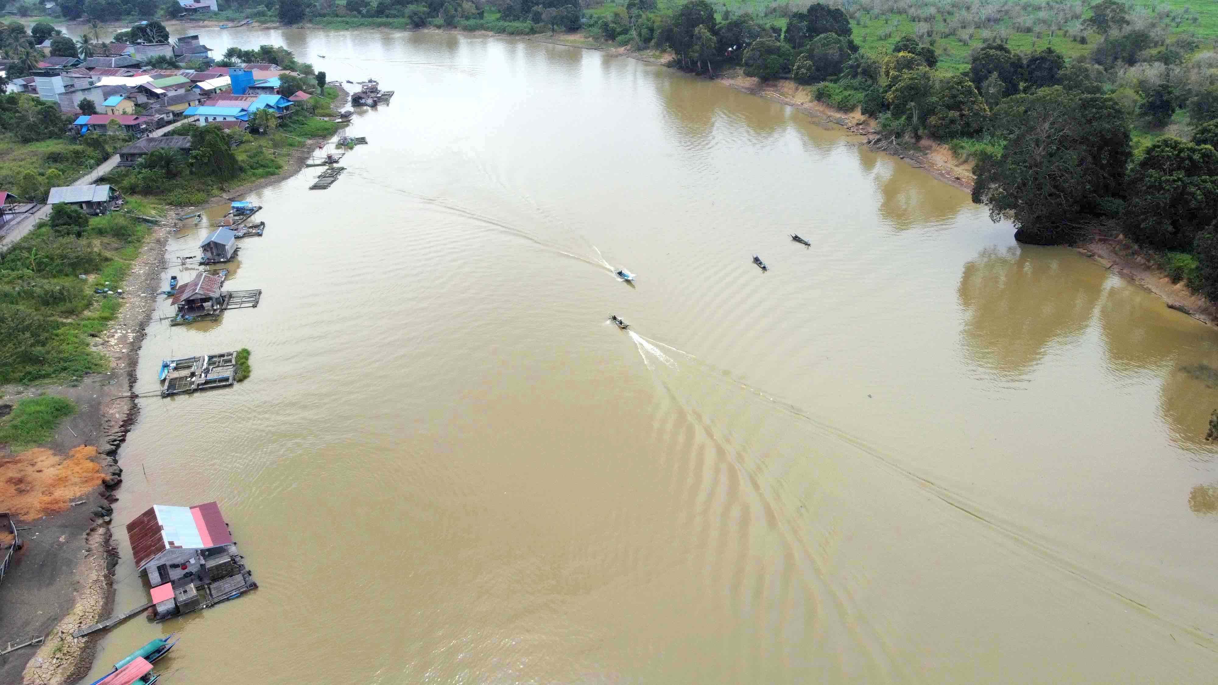 Aktivitas di salah satu anak Sungai Mahakam di Kota Bangun, Kutai Kartanegara. Patung Buddha yang terbuat dari perunggu pernah ditemukan di wilayah kecamatan ini. FOTO: ARSIP KALTIMKECE.ID