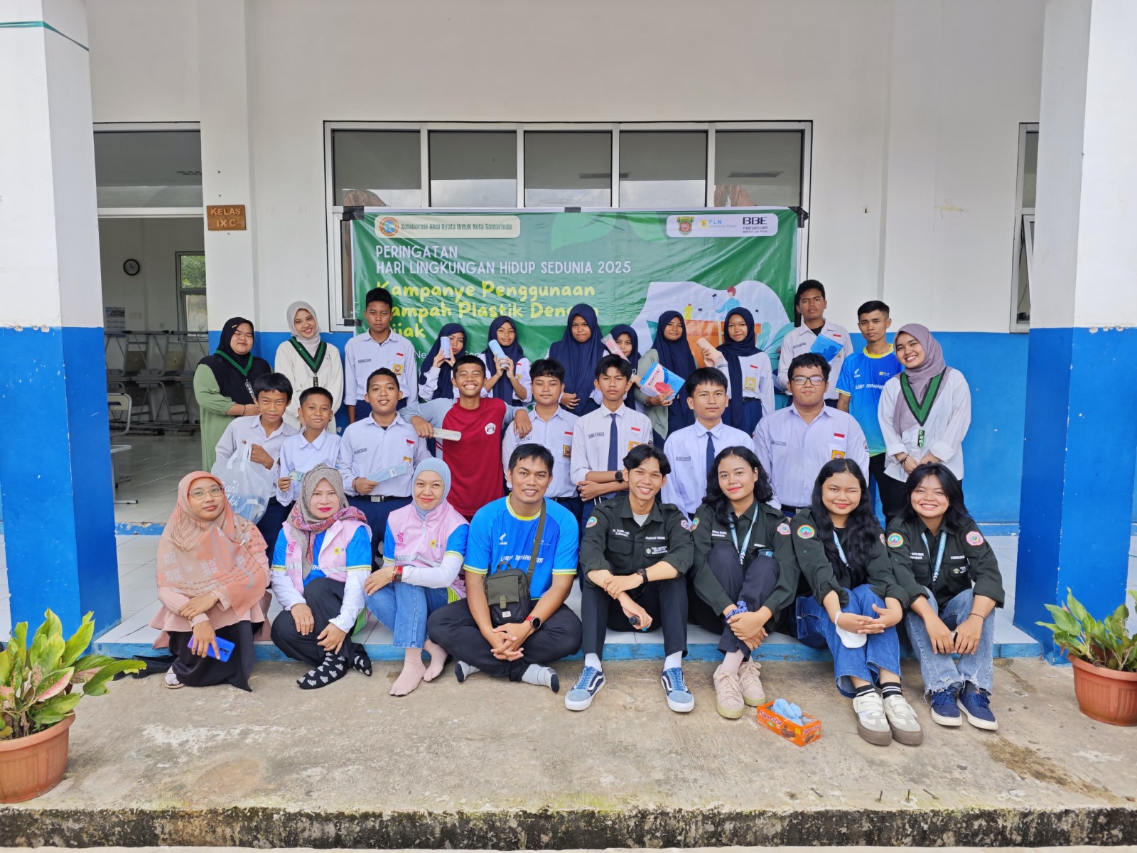 Peserta didik diperkenalkan pada pentingnya memilah sampah, bahaya plastik sekali pakai, serta manfaat dari daur ulang sampah bernilai. FOTO; ISTIMEWA. 