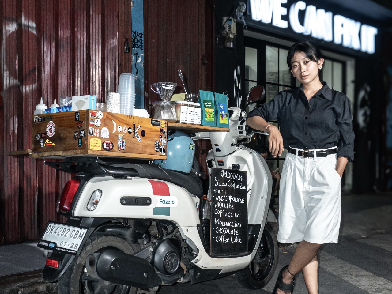 Selain menjadi teman setia selama perjalanan, sepeda motor Yamaha tersebut juga menjadi alat transportasi utama Caroline untuk kegiatan sehari-hari. FOTO; ISTIMEWA. 