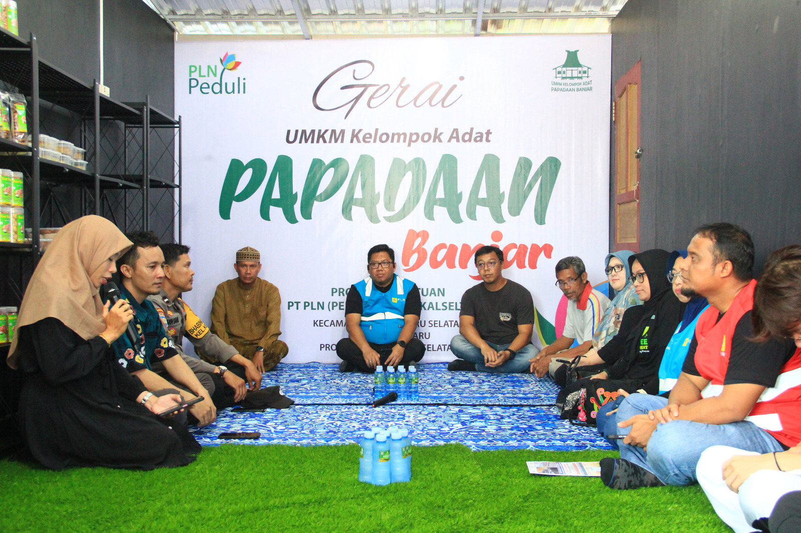 Diskusi antara PLN dan UMKM Kelompok Adat Papadaan Banjar. Perihal pemanfaatan energi listrik dalam setiap aktivitas program Tanggung Jawab Sosial dan Lingkungan (TJSL) PLN. FOTO; ISTIMEWA. 