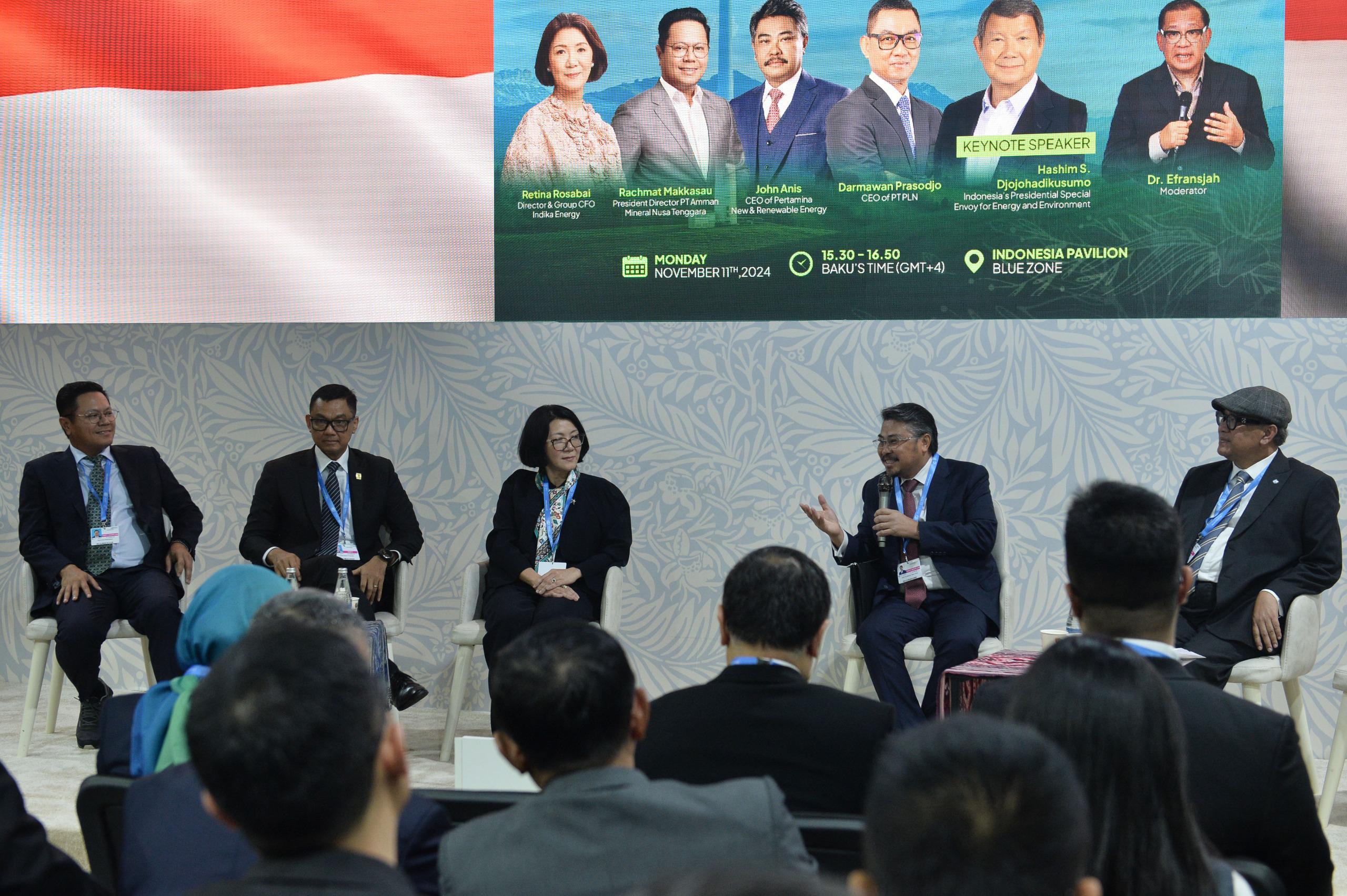 Direktur Utama PLN, Darmawan Prasodjo (kedua dari kiri)  menjadi pembicara pada CEO Climate Talks dengan tema "Enhancing Ambition on Renewable Energy" yang dilaksanakan di Indonesia Pavilion, Baku, Azerbaijan pada Senin, 11 November 2024. FOTO; ISTIMEWA. 