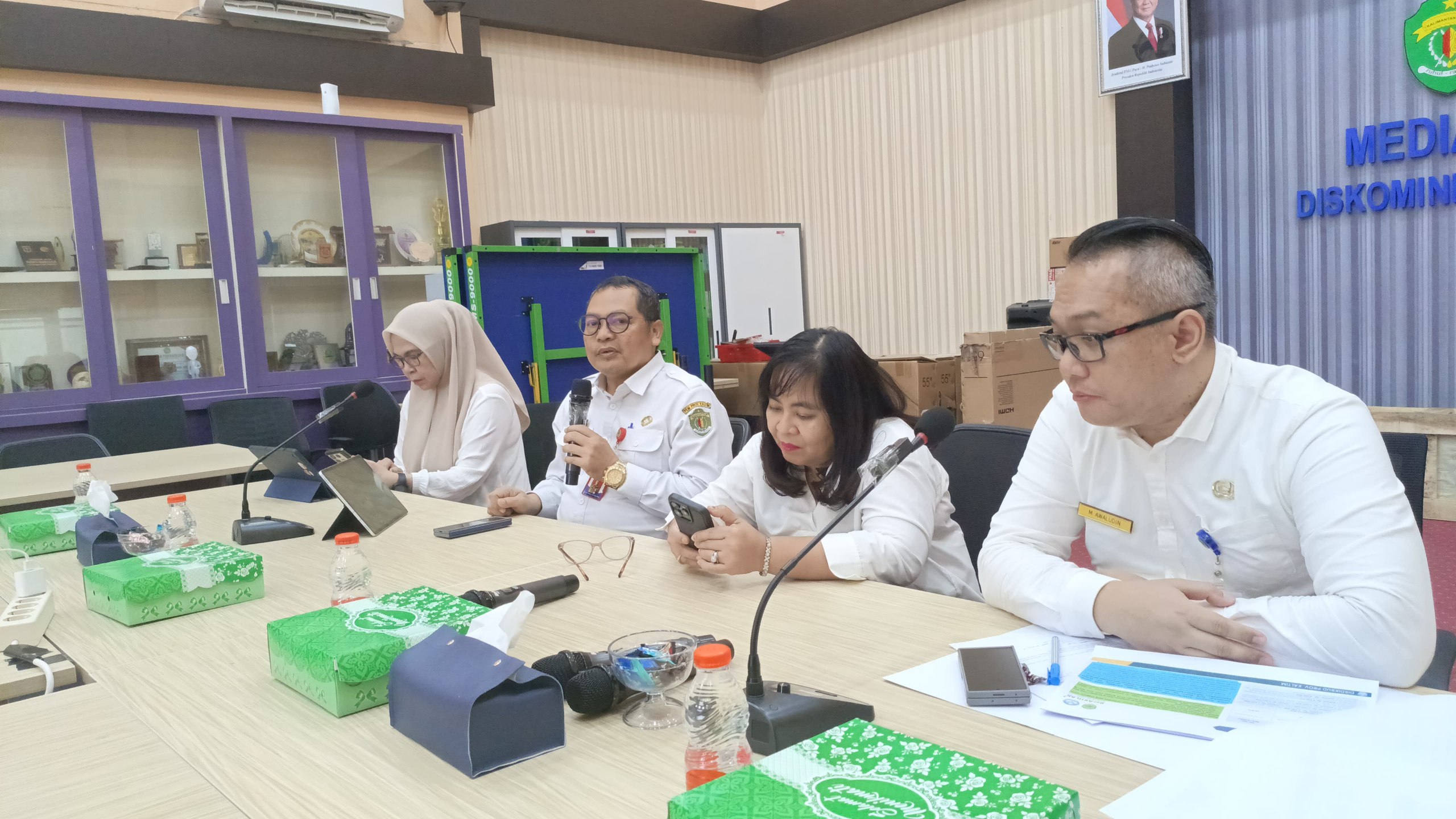 Kepala Dinas Kesehatan Jaya Mualimin (kedua dari kiri), menjelaskan Pergub 25/2025 tentang Penyelenggaraan Jaminan Kesehatan di Kantor Dinas Komunikasi dan Informasi Kaltim, Samarinda, pada Rabu, 18 Juni 2025. FOTO: GIARTI IBNU LESTARI-KALTIMKECE.ID