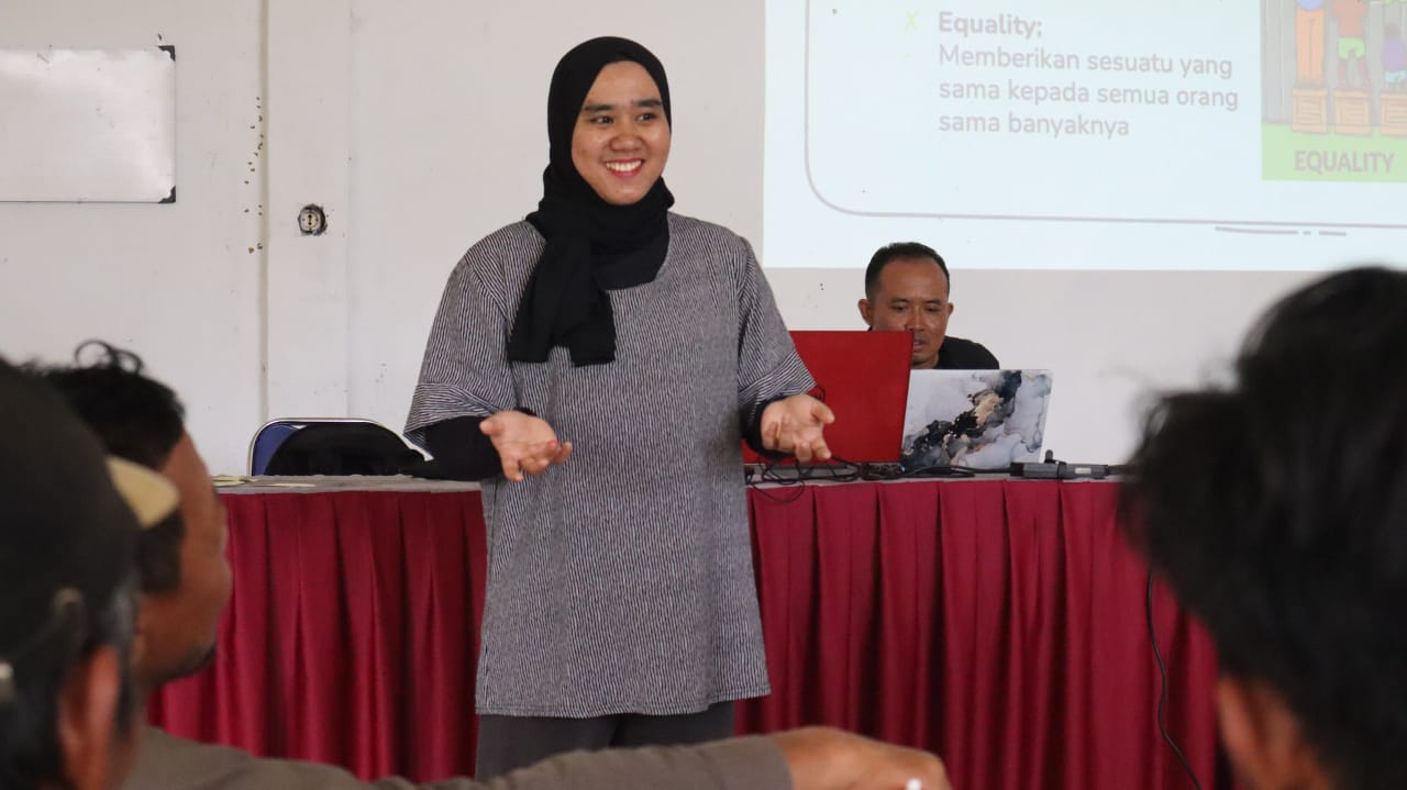 Irma Rusjal menyampaikan materi terkait pengarusutamaan gender. FOTO: ISTIMEWA.