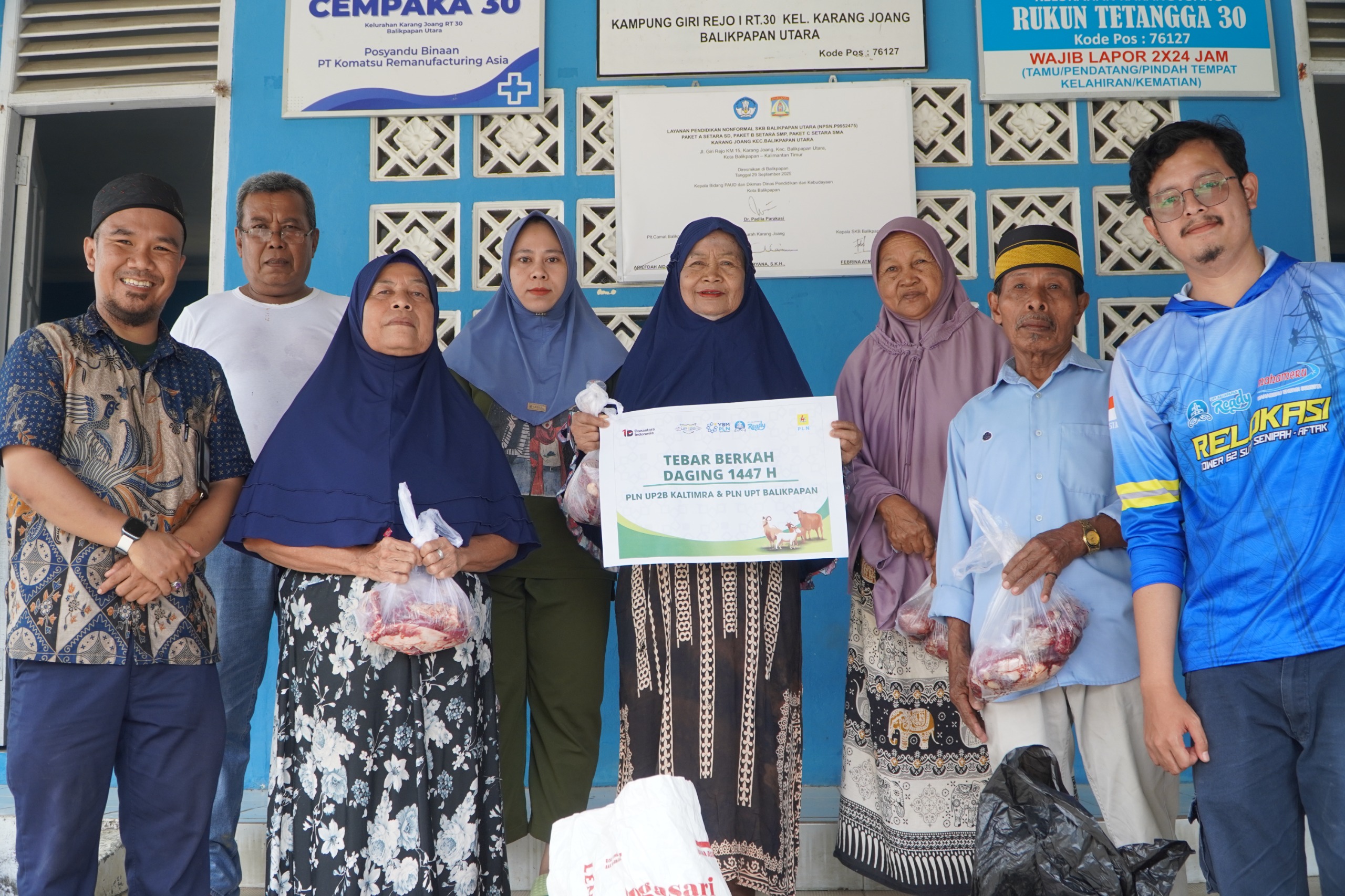 Perwakilan PLN UPT Balikpapan dan UP2B Kaltim dan Kaltara menyerahkan 283 paket daging kurban kepada 220 penerima manfaat di Kelurahan Karang Joang, Balikpapan Utara. FOTO; ISTIMEWA. 
