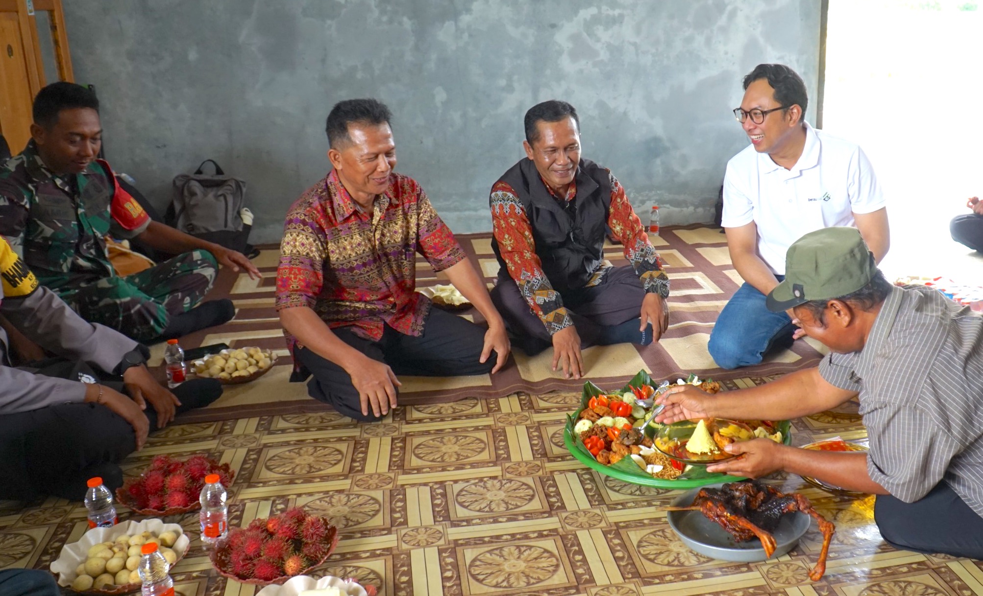 Pemotongan tumpeng bersama kelompok tani Kampung Tasuk saat panen raya. FOTO: PT BERAU COAL