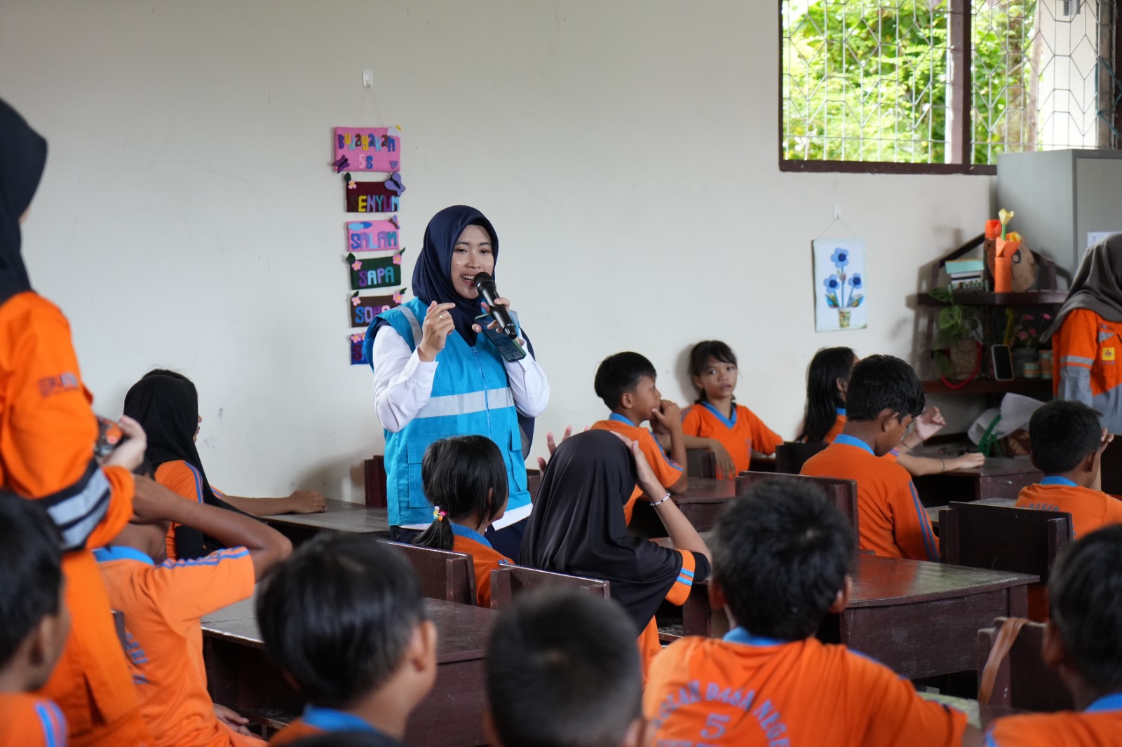 Srikandi mengajar merupakan salah satu agenda rutin Srikandi PLN untuk menyiapkan generasi emas Indonesia. FOTO; ISTIMEWA. 