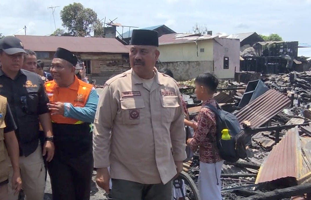 Edi Damansyah ketika datang ke lokasi kebakaran di Loa Ipuh, Tenggarong, Kamis, 5 September 2024. FOTO: KALTIMKECE.ID