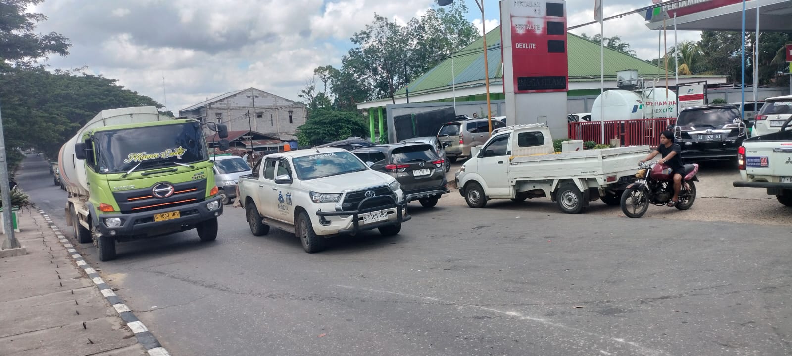 Antrean Panjang terjadi di depan beberapa SPBU dan APMS di Kutai Barat, Kamis 18 April 2024. FOTO: KORNELIUS SUNARDI-KALTIMKECE.ID. 