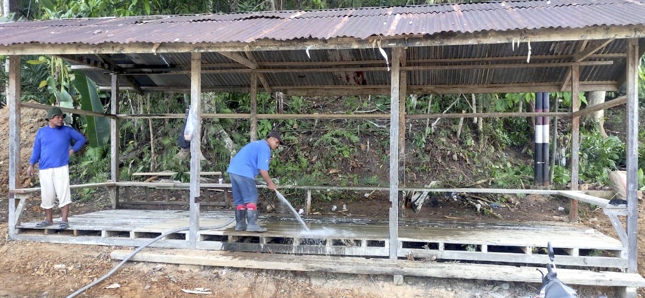 Gotong royong memperbaiki halte tua PT ITCI-KU pada Oktober 2024. FOTO: DOKUMENTASI DESA