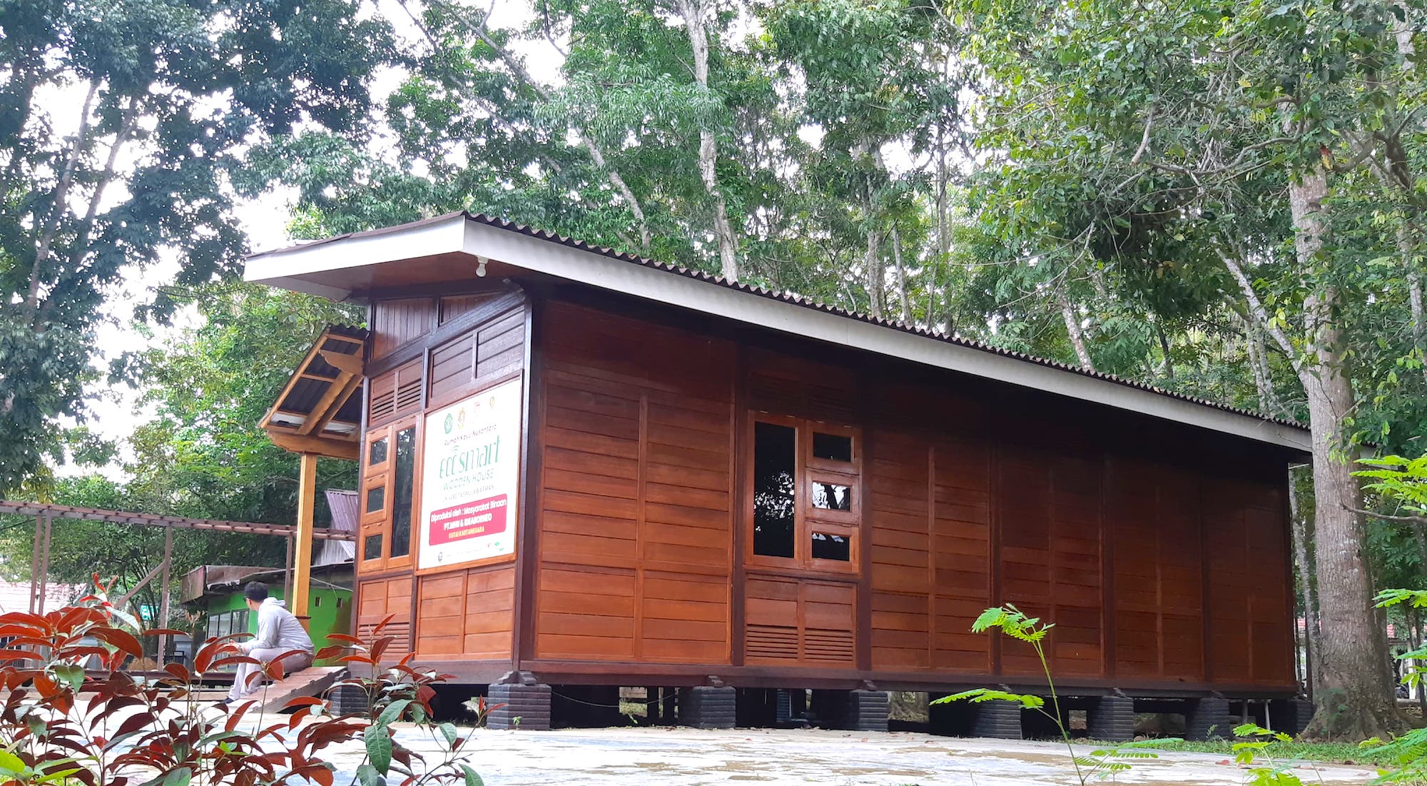 Tampak belakang Rumah Kayu Nusantara di Fakultas Kehutanan, Universitas Mulawarman. FOTO: MUHAMMAD AL FATIH-KALTIMKECE.ID