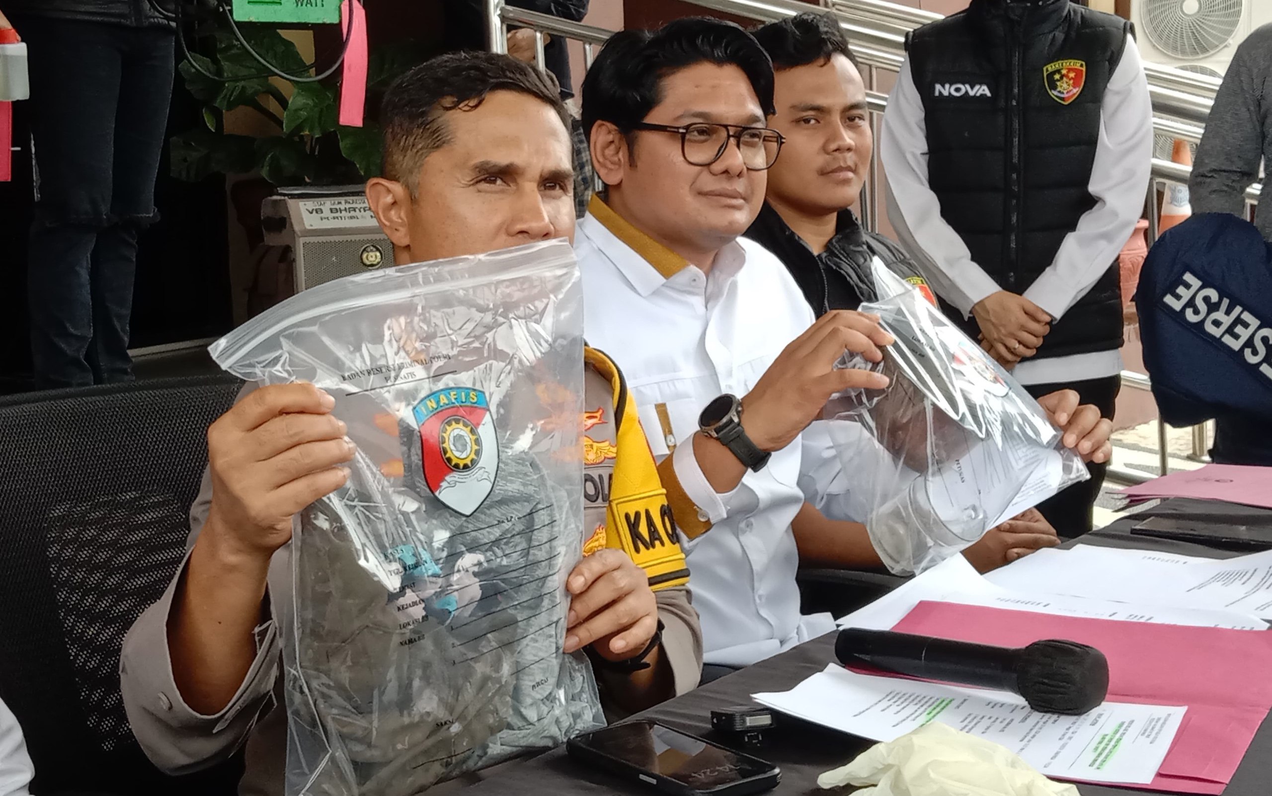 Kapolresta Samarinda, Kombes Pol Ary Fadli, menunjukkan barang bukti dari kasus penganiayaan anak. FOTO: MUHAMMAD AL FATIH-KALTIMKECE.ID