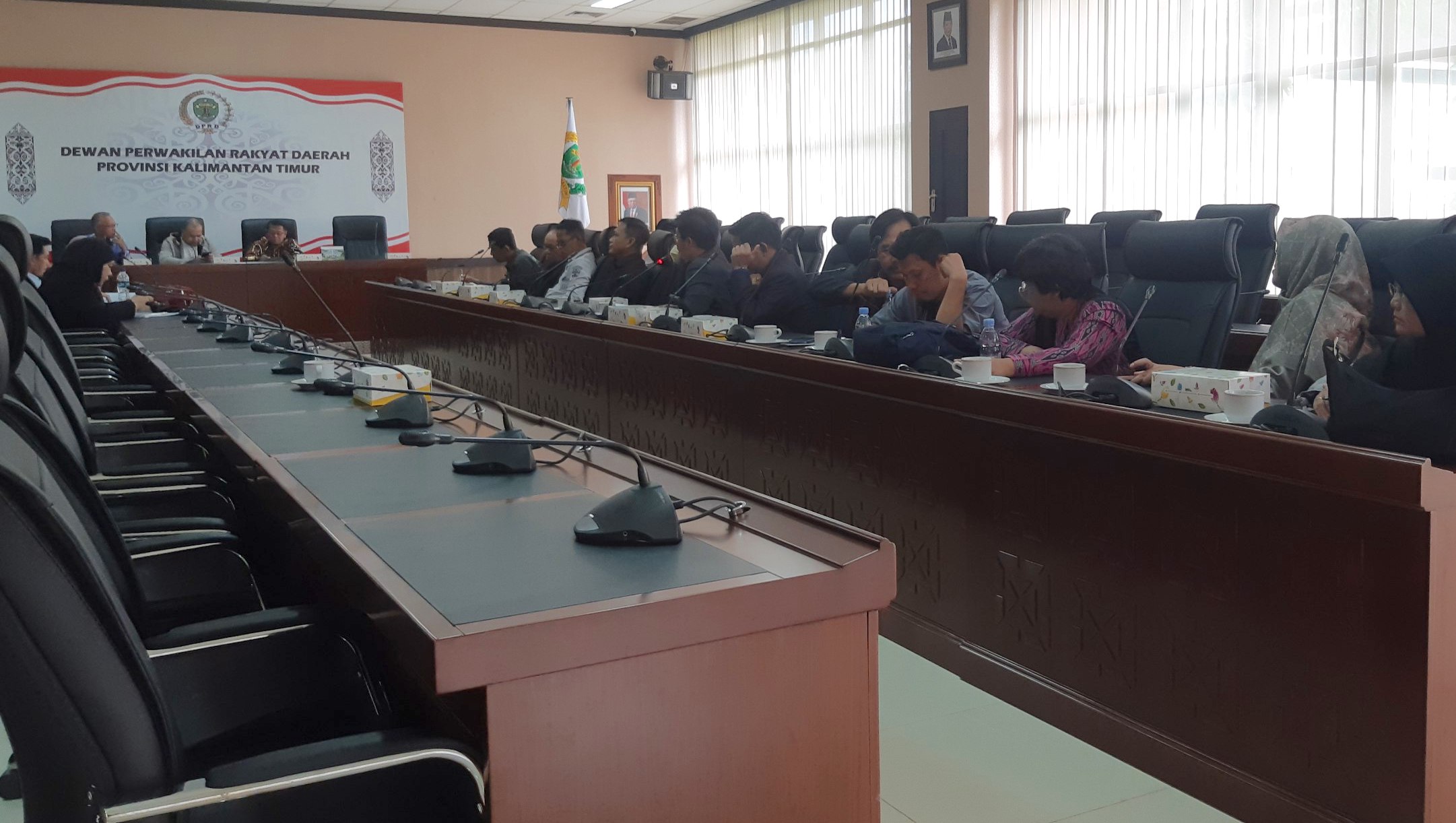 Rapat dengar pendapat di Komisi IV DPRD Kaltim, Sabtu, 4 Mei 2024, membahas polemik SMA 10 Samarinda. FOTO: MUHAMMAD AL FATIH-KALTIMKECE.ID