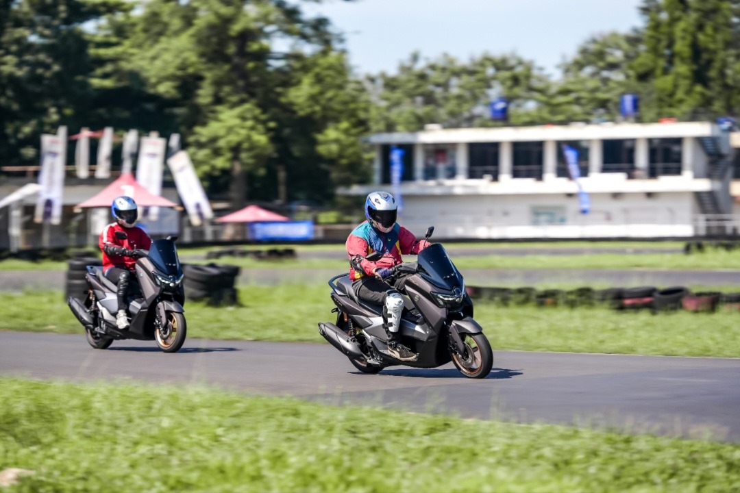 Untuk fitur Riding Mode, NMAX "TURBO" memiliki dua pilihan berkendara, yaitu T-Mode dan juga S-Mode yang dapat dioperasikan dengan menekan tombol Mode yang terletak pada bagian depan stang kemudi kiri. FOTO; ISTIMEWA. 