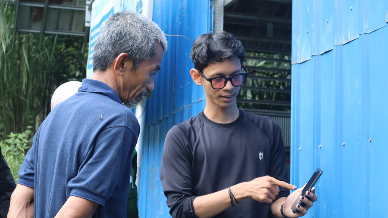 Prayoga Adi (kanan) menjelaskan metode pembuatan sketsa kampung. FOTO: ISTIMEWA. 